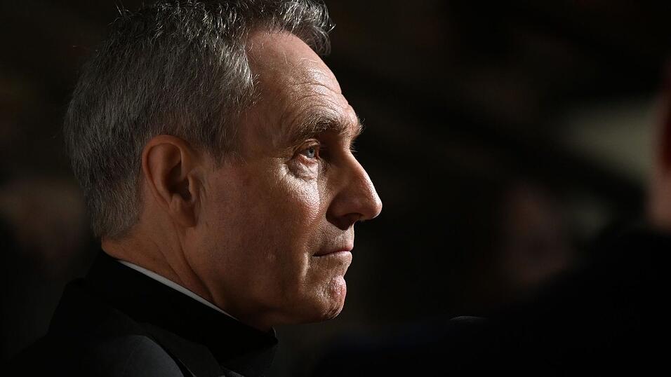 Georg Gänswein, der Privatsekretär des verstorbenen Papstes Benedikt XVI., bei der Buchvorstellung. Georg Gänswein, der Privatsekretär des verstorbenen Papstes Benedikt XVI., bei der Buchvorstellung.