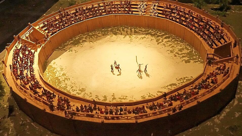 Dreh- und Angelpunkt der neuen, umfangreichen Präsentationen: Das maßstabsgetreue (1:60) Modell des Amphitheaters von Künzing. Dreh- und Angelpunkt der neuen, umfangreichen Präsentationen: Das maßstabsgetreue (1:60) Modell des Amphitheaters von Künzing.