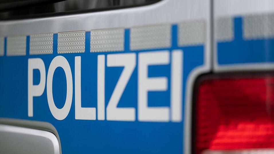 Drei Polizeiautos wurden durch die Pflastersteine derart besch&auml;digt, dass sie nicht mehr nutzbar waren. (Symbolbild)