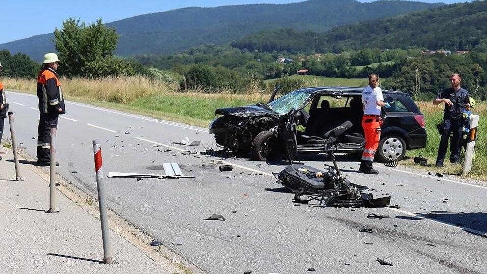 Bei Niederkandlbach im Landkreis Deggendorf ist es zu einem schweren Unfall gekommen. Bei Niederkandlbach im Landkreis Deggendorf ist es zu einem schweren Unfall gekommen.