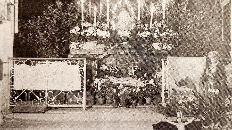 Das Heilige Grab in der Steinfelskirche w&auml;hrend der Kartage vor etwa 80 Jahren. (Archivfoto)