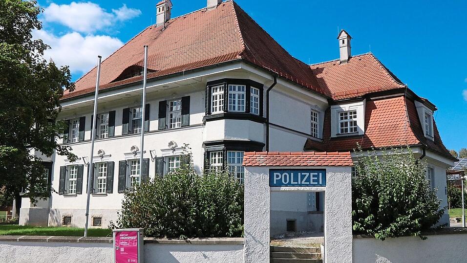 Seit 1982 ist die Polizei in der ehemaligen Lechner-Villa in der Gartenstraße beheimatet. Nach Auskunft des Polizeipräsidiums Oberpfalz steht der Polizeistandort Waldmünchen nicht zur Disposition. Seit 1982 ist die Polizei in der ehemaligen Lechner-Villa in der Gartenstraße beheimatet. Nach Auskunft des Polizeipräsidiums Oberpfalz steht der Polizeistandort Waldmünchen nicht zur Disposition.