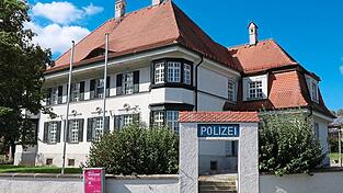 Seit 1982 ist die Polizei in der ehemaligen Lechner-Villa in der Gartenstraße beheimatet. Nach Auskunft des Polizeipräsidiums Oberpfalz steht der Polizeistandort Waldmünchen nicht zur Disposition. Seit 1982 ist die Polizei in der ehemaligen Lechner-Villa in der Gartenstraße beheimatet. Nach Auskunft des Polizeipräsidiums Oberpfalz steht der Polizeistandort Waldmünchen nicht zur Disposition.