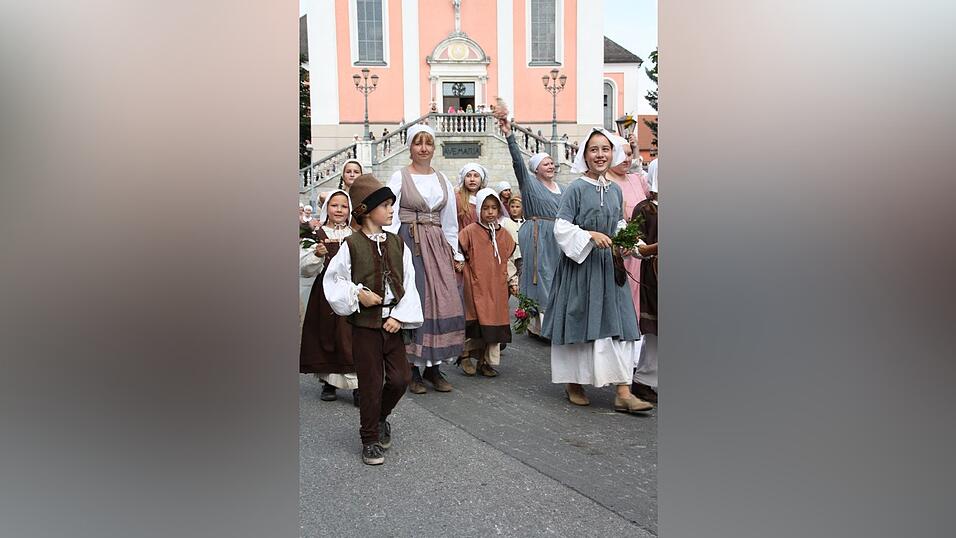 Die schönsten Augenblicke des historischen Drachenstich-Festzuges 2016. Die schönsten Augenblicke des historischen Drachenstich-Festzuges 2016.