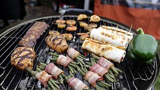 Nicht nur Fleisch, sondern vor allem auch Gemüse-Variationen liegen diesen Sommer beim Grillen voll im Trend. (Symbolbild)