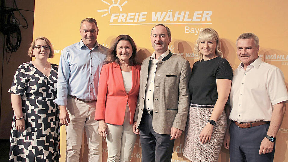 Die Kandidaten der Freien W&auml;hler f&uuml;r Landtag und Bezirkstag mit Manuela Bonardi (2.v.r.), Vorsitzende der Kreisvereinigung LA-Land (v.l.): Johanna Schramm, Alfred Holzner, Jutta Widmann, Staatsminister Hubert Aiwanger und Peter Dreier.
