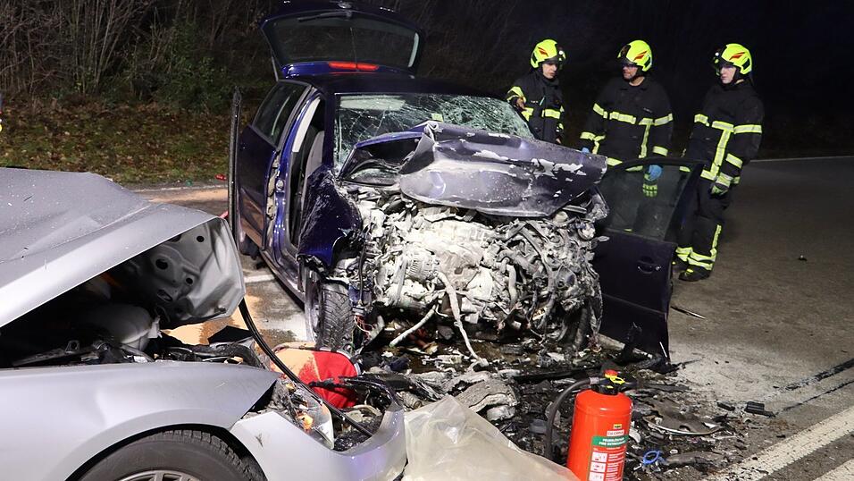 Die B20 ist bei Landau nach einem schweren Unfall gesperrt. 