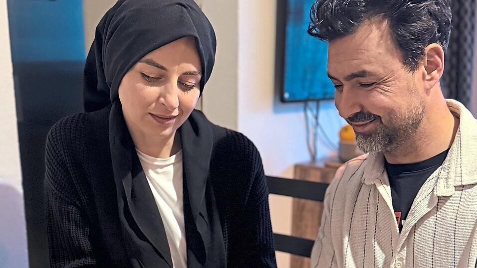 Beim Anblick der Bilder seines Bruders kann Hayrettin Saraçoglu nicht anders: Er lächelt. Er und Derya Saraçoglu suchen weiter einen Umgang mit der Tat. Beim Anblick der Bilder seines Bruders kann Hayrettin Saraçoglu nicht anders: Er lächelt. Er und Derya Saraçoglu suchen weiter einen Umgang mit der Tat.