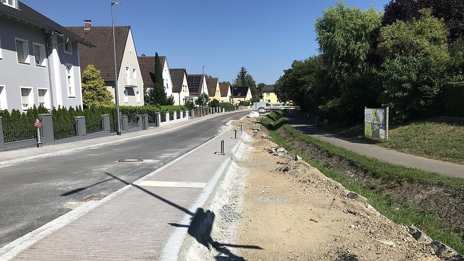 Von der Rückertstraße bis zur Schillerstraße fehlt der neuen Fahrbahn nur noch die Deckschicht. Die Gehwege und Plätze sind schon gepflastert. Deutlich sichtbar ist auch, wieviel mehr Platz es nach der Entsiegelung der überbreiten Gottfried-Keller-Straße für den Grünzug entlang des Ziehbrückengrabens geben wird. Gerade in Hitzezeiten ein lebenswichtiger Faktor. Von der Rückertstraße bis zur Schillerstraße fehlt der neuen Fahrbahn nur noch die Deckschicht. Die Gehwege und Plätze sind schon gepflastert. Deutlich sichtbar ist auch, wieviel mehr Platz es nach der Entsiegelung der überbreiten Gottfried-Keller-Straße für den Grünzug entlang des Ziehbrückengrabens geben wird. Gerade in Hitzezeiten ein lebenswichtiger Faktor.