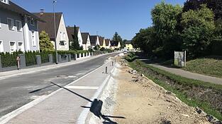 Von der R&uuml;ckertstra&szlig;e bis zur Schillerstra&szlig;e fehlt der neuen Fahrbahn nur noch die Deckschicht. Die Gehwege und Pl&auml;tze sind schon gepflastert. Deutlich sichtbar ist auch, wieviel mehr Platz es nach der Entsiegelung der &uuml;berbreiten Gottfried-Keller-Stra&szlig;e f&uuml;r den Gr&uuml;nzug entlang des Ziehbr&uuml;ckengrabens geben wird. Gerade in Hitzezeiten ein lebenswichtiger Faktor.