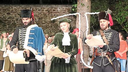 Zum Abschluss der Jubil&auml;umssaison, gleichzeitig das Ende einer &Auml;ra, blickten die Trenckdarsteller Christian Liegl (links) und Lawrence Gast mit Kathi Sophia Hetzl auf 75 Jahre Trenckfestspiel zur&uuml;ck und gaben dabei auch einen Ausblick auf die Neuinszenierung 2027.