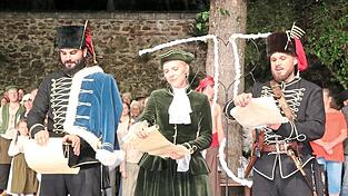 Zum Abschluss der Jubiläumssaison, gleichzeitig das Ende einer Ära, blickten die Trenckdarsteller Christian Liegl (links) und Lawrence Gast mit Kathi Sophia Hetzl auf 75 Jahre Trenckfestspiel zurück und gaben dabei auch einen Ausblick auf die Neuinszenierung 2027. Zum Abschluss der Jubiläumssaison, gleichzeitig das Ende einer Ära, blickten die Trenckdarsteller Christian Liegl (links) und Lawrence Gast mit Kathi Sophia Hetzl auf 75 Jahre Trenckfestspiel zurück und gaben dabei auch einen Ausblick auf die Neuinszenierung 2027.