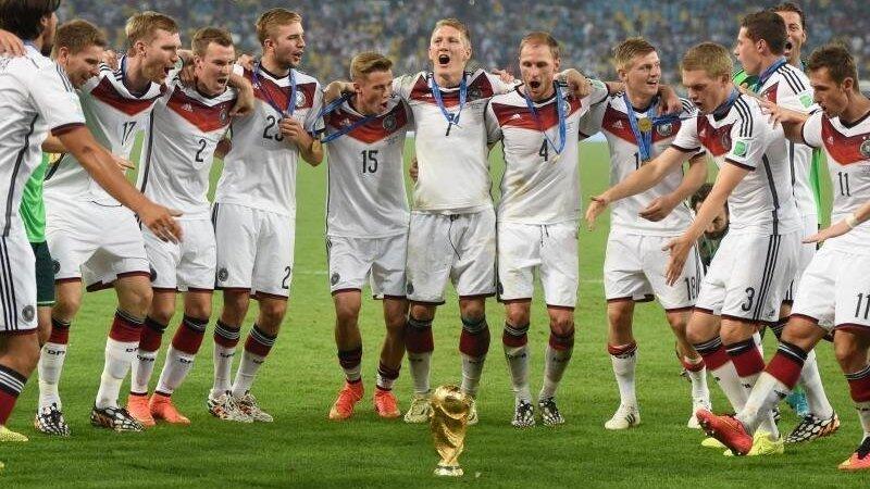Die DFB-Spieler tanzten ausgelassen um den WM-Pokal. Foto: Marcus Brandt Die DFB-Spieler tanzten ausgelassen um den WM-Pokal. Foto: Marcus Brandt