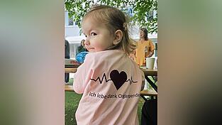 „Ich lebe dank Organspende“ steht auf dem rosaroten T-Shirt von Lena Handl.