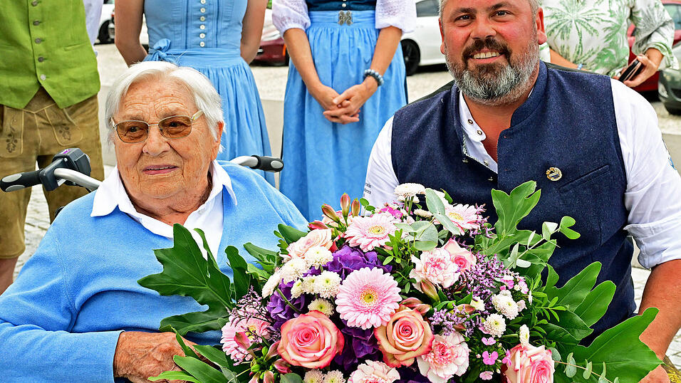 Mit einem pr&auml;chtigen Blumenstrau&szlig; brachten die Hummler Vereine ihre gro&szlig;e Achtung f&uuml;r Anna Neumair, die &bdquo;Wirts-Anni&ldquo; zum Ausdruck. &Uuml;bergeben wurde das Geschenk von Martin Vogl, dem Vorsitzenden des Bayerischen Maibaumaufstellvereins Oberhummel.