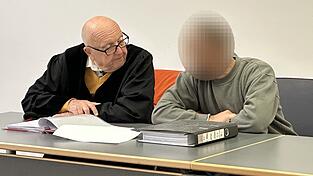 Der Angeklagte (r.) spricht im Gerichtssaal im Landgericht mit seinem Verteidiger Stefan Holoch. Der Angeklagte (r.) spricht im Gerichtssaal im Landgericht mit seinem Verteidiger Stefan Holoch.