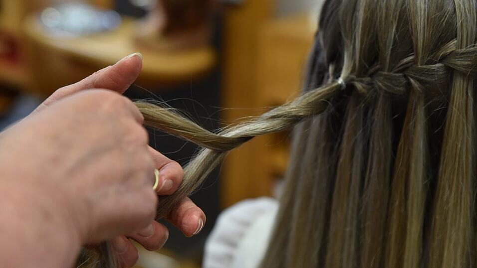 Jetzt die beiden Zöpfe nehmen und ineinander verdrehen und zu einem lockeren Dutt zusammenrollen. Mit Haargummis und Haarspray für festen Halt sorgen. Fertig. Jetzt die beiden Zöpfe nehmen und ineinander verdrehen und zu einem lockeren Dutt zusammenrollen. Mit Haargummis und Haarspray für festen Halt sorgen. Fertig.