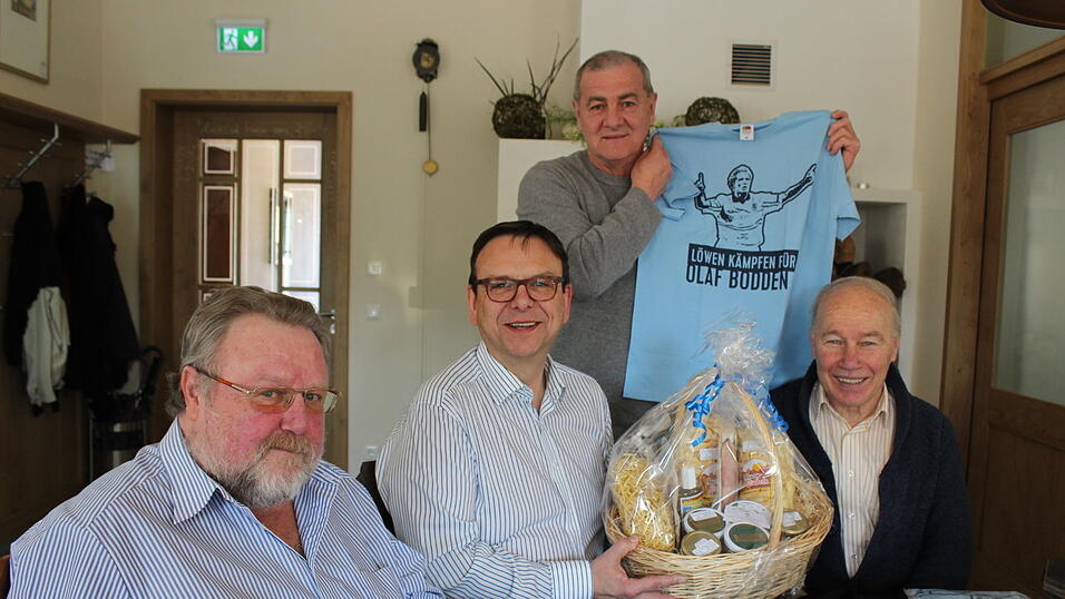 Gerhard Zeitlhöfler (v. li.), Franz Wittmann und Hans Friedl wollen gemeinsam mit Karsten Wettberg ein Benefizspiel in Viechtach zu Gunsten von Olaf Bodden organisieren. (Foto: Lang) Gerhard Zeitlhöfler (v. li.), Franz Wittmann und Hans Friedl wollen gemeinsam mit Karsten Wettberg ein Benefizspiel in Viechtach zu Gunsten von Olaf Bodden organisieren. (Foto: Lang)