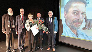 Erinnerten gemeinsam an Fred Dick (v.l.): Laudator Erich Gruber (Vorsitzender der Bildenden Künstler), Oberbürgermeister Markus Pannermayr, Claudia Kronfeldner, Bürgermeister Werner Schäfer und Bürgermeister Dr. Albert Solleder. Erinnerten gemeinsam an Fred Dick (v.l.): Laudator Erich Gruber (Vorsitzender der Bildenden Künstler), Oberbürgermeister Markus Pannermayr, Claudia Kronfeldner, Bürgermeister Werner Schäfer und Bürgermeister Dr. Albert Solleder.