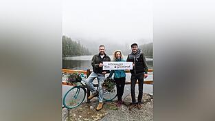 Bei jedem Wetter ein Blickfang: das neue „Glücksradl“ vor dem Hintergrund des Großen Arbersees. Über die Aktion freuen sich (v.l.) Arber-Marketingleiter Andreas Stadler, BTM-Mitarbeiterin Mona Kraus und BTM-Geschäftsführer Tobias Wolf. Bei jedem Wetter ein Blickfang: das neue „Glücksradl“ vor dem Hintergrund des Großen Arbersees. Über die Aktion freuen sich (v.l.) Arber-Marketingleiter Andreas Stadler, BTM-Mitarbeiterin Mona Kraus und BTM-Geschäftsführer Tobias Wolf.