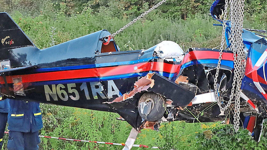 Die Tr&uuml;mmer des abgest&uuml;rzten Flugzeugs wurden mit einem Kran geborgen. Die Insassen hatten bei dem Absturz keine &Uuml;berlebenschance.