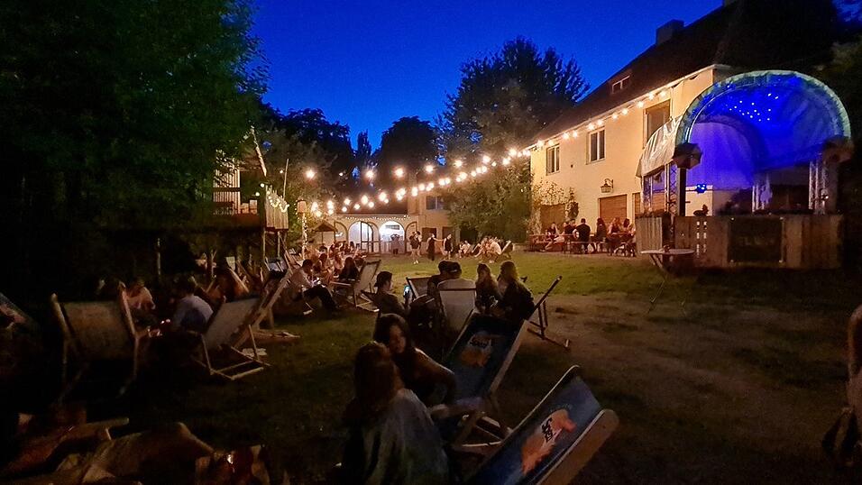 Das 'Pop-up'-Konzept, verlassene Locations als Veranstaltungsorte zu nutzen, ist sonst eigentlich eher in Gro&szlig;st&auml;dten &uuml;blich. Mit der 'Villa Canale Grande' bringt 'Zap'- und 'Flux'-Betreiber Thomas Schleicher an den Wochenenden etwas Bar-Flair auf das Areal der alten Zisler-Villa.