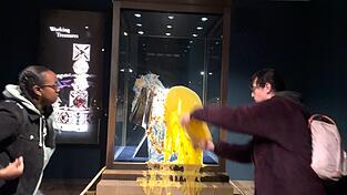 Aktivisten beschmieren die Vitrine, in der die Krone ist. Aktivisten beschmieren die Vitrine, in der die Krone ist.