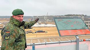 General Christoph Huber, Brigadekommandeur der Panzerbrigade 45 in Litauen, besichtigt im Dezember die Baustelle f&uuml;r den k&uuml;nftigen Standort der Bundeswehr-Brigade.