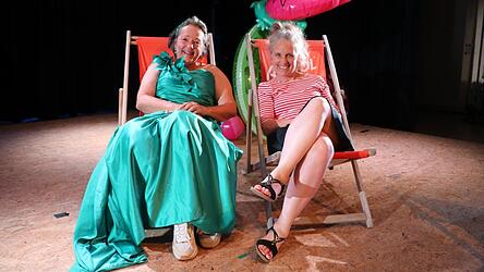 Die Vorsitzende des Bürgertheaters Evelin Braun (links) und die Regisseurin Bettina Schönenberg freuen sich auf die Premiere am Donnerstag, haben aber, wie es sich gehört, auch ein wenig Lampenfieber. Die Vorsitzende des Bürgertheaters Evelin Braun (links) und die Regisseurin Bettina Schönenberg freuen sich auf die Premiere am Donnerstag, haben aber, wie es sich gehört, auch ein wenig Lampenfieber.