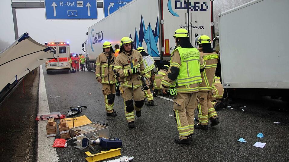 Am Dienstagvormittag fuhr ein Lkw-Fahrer einem anderen Laster auf der A3 bei Regensburg auf. Infolgedessen wurde der Fahrer in seinem Fahrzeug eingeklemmt. Am Dienstagvormittag fuhr ein Lkw-Fahrer einem anderen Laster auf der A3 bei Regensburg auf. Infolgedessen wurde der Fahrer in seinem Fahrzeug eingeklemmt.