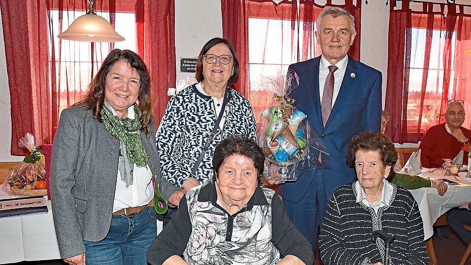 Zenta Freudenstein (sitzend, Mitte) feierte ihren 90. Geburtstag, das freute (v.l.) die Töchter Roswitha Limmer und Johanna Moorloher, Bürgermeister Josef Dollinger und Schwester Maria Bauer. Zenta Freudenstein (sitzend, Mitte) feierte ihren 90. Geburtstag, das freute (v.l.) die Töchter Roswitha Limmer und Johanna Moorloher, Bürgermeister Josef Dollinger und Schwester Maria Bauer.