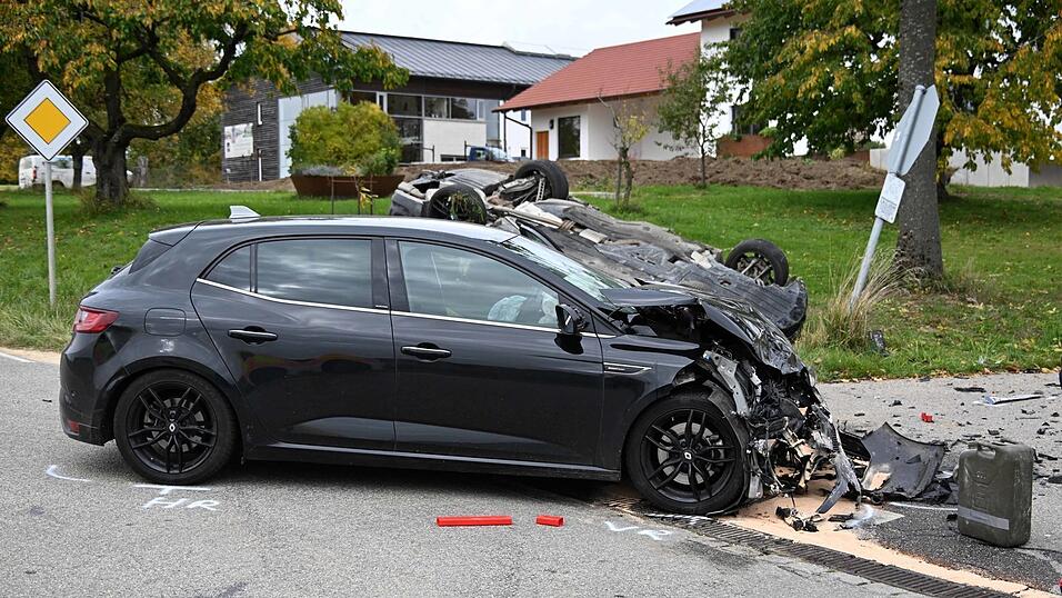 Ein Abschlepper barg die nicht mehr fahrbereiten Autos. 