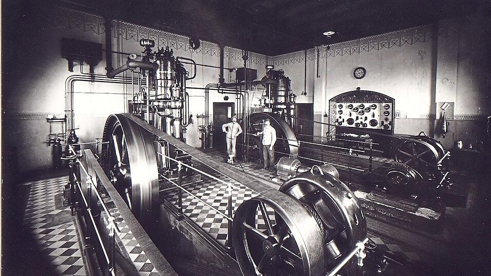 Ein Blick ins Mainburger Elektrizitätswerk mit den von einem Dieselaggregat angetriebenen Generatoren im Jahre 1920, als es der Markt an die Amperwerke verkaufte. Rechts im Bild Hans Bachner, der Gründer der Firma Elektro Bachner, heute Bachner Group, die sein Urenkel gleichen Namens führt. Ein Blick ins Mainburger Elektrizitätswerk mit den von einem Dieselaggregat angetriebenen Generatoren im Jahre 1920, als es der Markt an die Amperwerke verkaufte. Rechts im Bild Hans Bachner, der Gründer der Firma Elektro Bachner, heute Bachner Group, die sein Urenkel gleichen Namens führt.