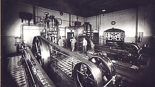 Ein Blick ins Mainburger Elektrizitätswerk mit den von einem Dieselaggregat angetriebenen Generatoren im Jahre 1920, als es der Markt an die Amperwerke verkaufte. Rechts im Bild Hans Bachner, der Gründer der Firma Elektro Bachner, heute Bachner Group, die sein Urenkel gleichen Namens führt. Ein Blick ins Mainburger Elektrizitätswerk mit den von einem Dieselaggregat angetriebenen Generatoren im Jahre 1920, als es der Markt an die Amperwerke verkaufte. Rechts im Bild Hans Bachner, der Gründer der Firma Elektro Bachner, heute Bachner Group, die sein Urenkel gleichen Namens führt.