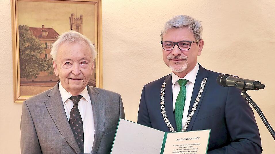 Der gro&szlig;e Augenblick: Seit Samstag, 10.25 Uhr, ist Hans-J&uuml;rgen Bernhardt der vierte lebende Tr&auml;ger der Further B&uuml;rgermedaille, die ihm B&uuml;rgermeister Sandro Bauer &uuml;berreichte.