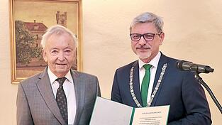 Der große Augenblick: Seit Samstag, 10.25 Uhr, ist Hans-Jürgen Bernhardt der vierte lebende Träger der Further Bürgermedaille, die ihm Bürgermeister Sandro Bauer überreichte. Der große Augenblick: Seit Samstag, 10.25 Uhr, ist Hans-Jürgen Bernhardt der vierte lebende Träger der Further Bürgermedaille, die ihm Bürgermeister Sandro Bauer überreichte.