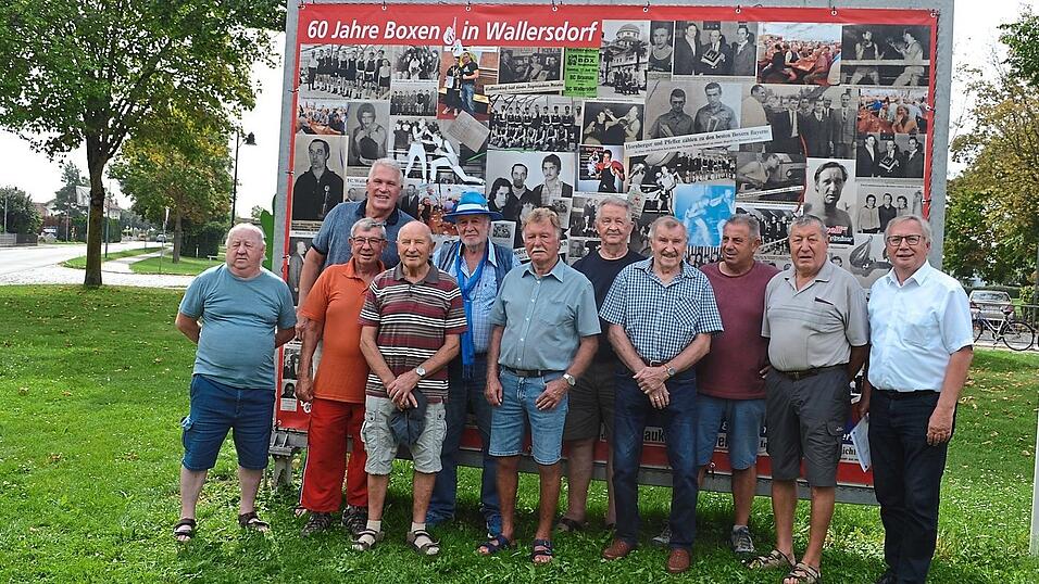 'Ein gelungenes Werk, das Gerhard Kadletz (5.v.l.) gestaltete', meinten Josef Svojka, Walter Wendl, G&uuml;nter Sobiok, Hermann Sauer, G&uuml;nther Pfeffer, Stefan Klostermann, Sebastian Bayer, Reinhold Wagner, Georg Hornberger und B&uuml;rgermeister Ottmar Hirschbichler.