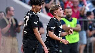 Lennart Karl (r.) hat seinen Vertrag beim FC Bayern München verlängert.