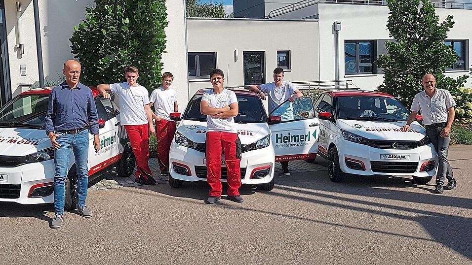 Max Heimerl (links) und Peter Heimerl (rechts) und die vier Azubis vor den Azubi-Mobilen: Jannik Breu, Matthias Roider, Carlos Pregler, Timo Pfeilschifter Max Heimerl (links) und Peter Heimerl (rechts) und die vier Azubis vor den Azubi-Mobilen: Jannik Breu, Matthias Roider, Carlos Pregler, Timo Pfeilschifter