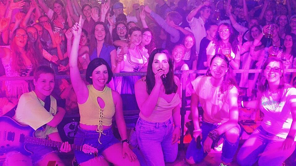 Die 'Midnight Ladies' wurden ihrem Ruf als beste Damen-Partyband vollkommen gerecht und heizten dem Publikum kräftig ein. Die 'Midnight Ladies' wurden ihrem Ruf als beste Damen-Partyband vollkommen gerecht und heizten dem Publikum kräftig ein.