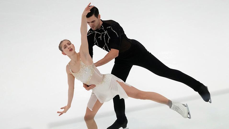Minerva Hase (l) und Nikita Volodin liegen nach dem Kurzprogramm bei der Nebelhorn Trophy in Oberstdorf auf Platz zwei.