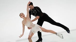 Minerva Hase (l) und Nikita Volodin liegen nach dem Kurzprogramm bei der Nebelhorn Trophy in Oberstdorf auf Platz zwei.