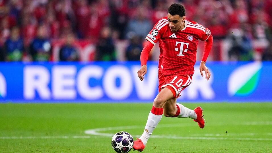 Jamal Musiala im Bayern-Trikot in Aktion - aber wie spielt er bei der WM? (Archivbild)
