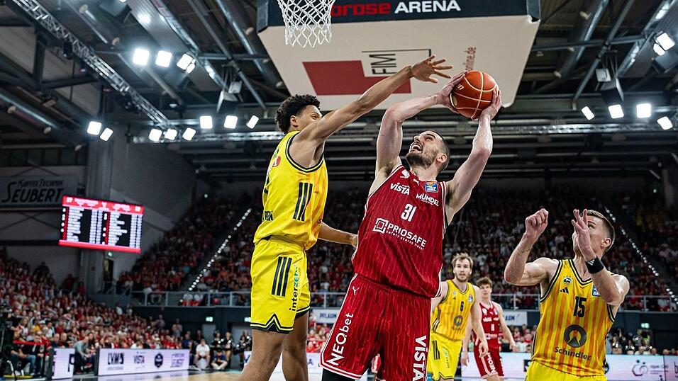 Albas Michael Rataj versucht Bambergs Daniel Keppeler unter dem Korb zu stoppen