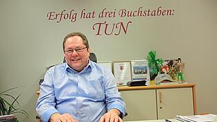 Das Wandtattoo erinnert den Bürgermeister stets daran, fleißig zu bleiben.