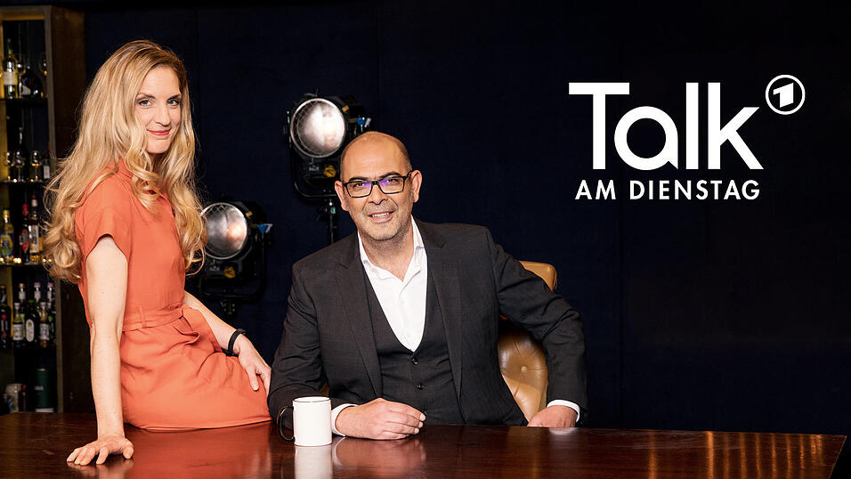 Caro Matzko und Hannes Ringlstetter in der Kulisse von 'Club 1' Caro Matzko und Hannes Ringlstetter in der Kulisse von 'Club 1'