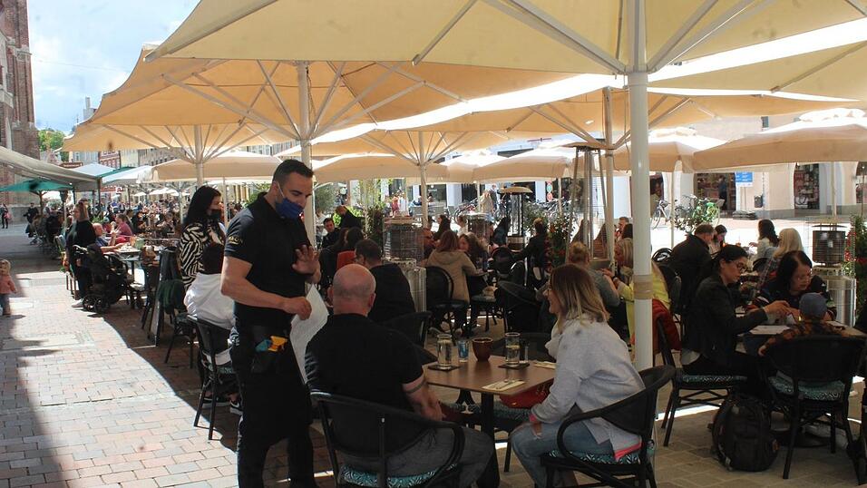 Die Landshuter genießen die neuen Freiheiten und das gute Wetter. Die Landshuter genießen die neuen Freiheiten und das gute Wetter.