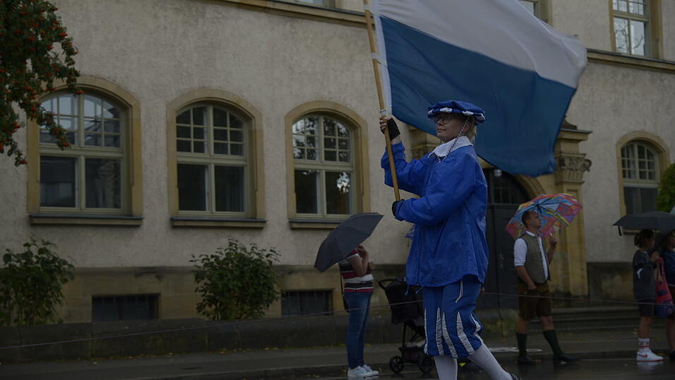 Zahlreiche Musik- und Trachtengruppen zogen nach dreij&auml;hriger Pause am Freitagabend zum Festplatz Am Hagen.&nbsp;