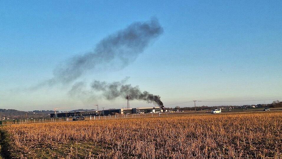 In Kirchroth brannte ein Container lichterloh.