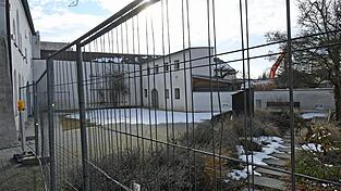 Der Spitalgarten ist derzeit gesperrt, weil die r&uuml;ckw&auml;rtigen Geb&auml;ude abgebrochen werden; als n&auml;chstes untersuchen die Arch&auml;ologen das zuk&uuml;nftige Baugel&auml;nde.